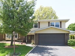 2102 N Burke Dr, Arlington Heights, IL 60004