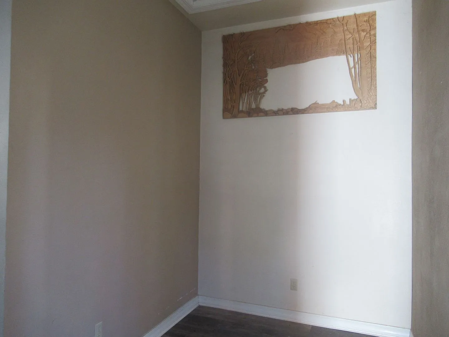 Spacious 1 Bedroom, .75 Bathroom Mil Apartment All Utilities Included — Photo 3