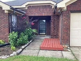 3 bed, 2.0 bath, 1799 sqft, $2,400 — Photo 2