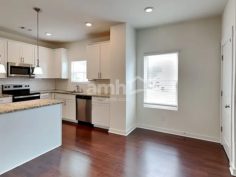88 Landsdown Xing — Photo 4