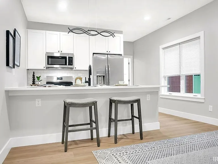 1112 N Woodburn Ave — Photo 8