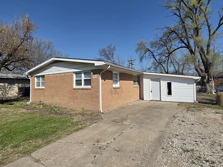 1200 E Beaumont St — Photo 25