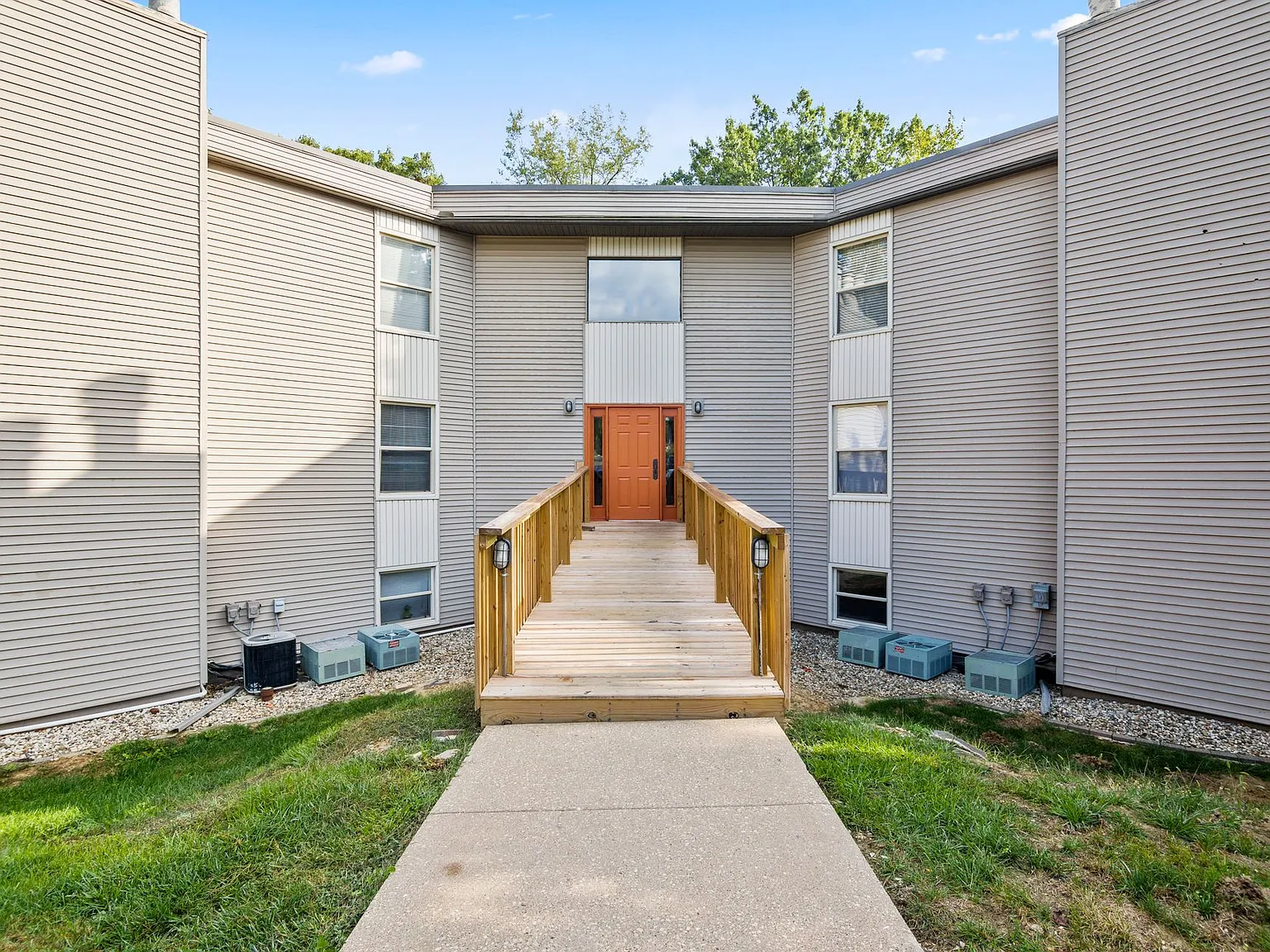 Woodhue Apartments — Photo 1