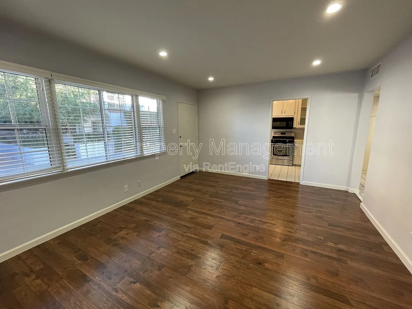 10814 Blix St — Photo 4