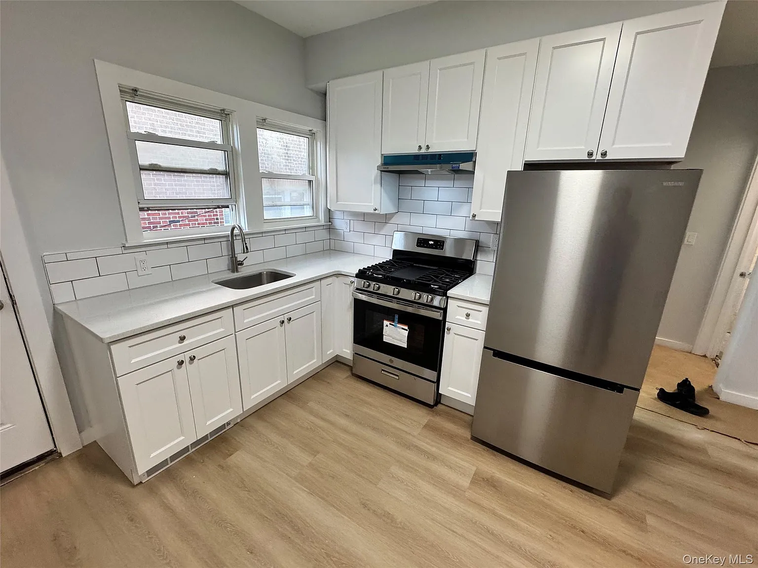 3 bed, 1.0 bath, 1300 sqft, $3,415 — Photo 1