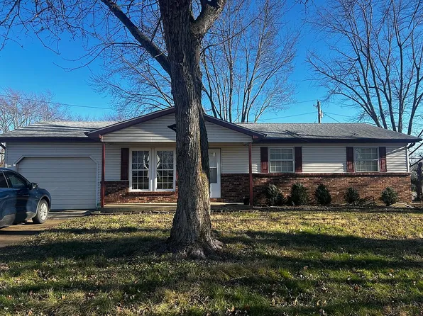 210 Hillside Dr, Farmington, MO 63640