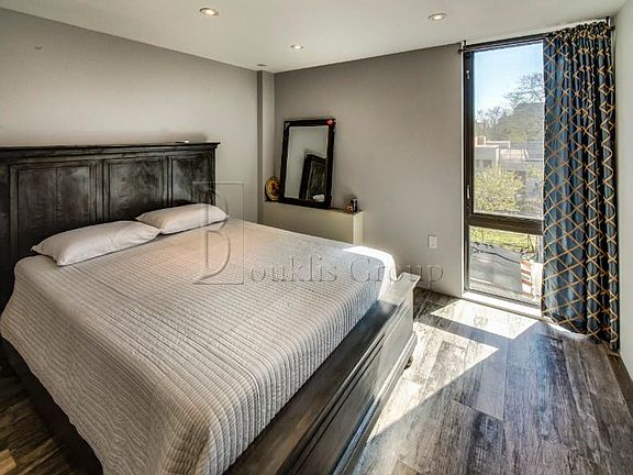 3rd image of 2914 Newtown Ave APT 2R