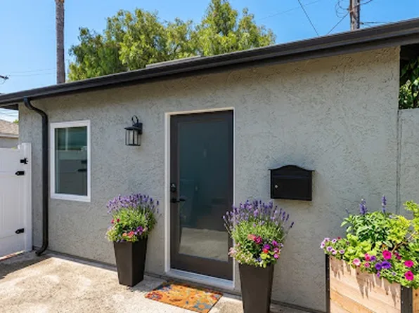 8024 Holy Cross Pl, Los Angeles, CA 90045