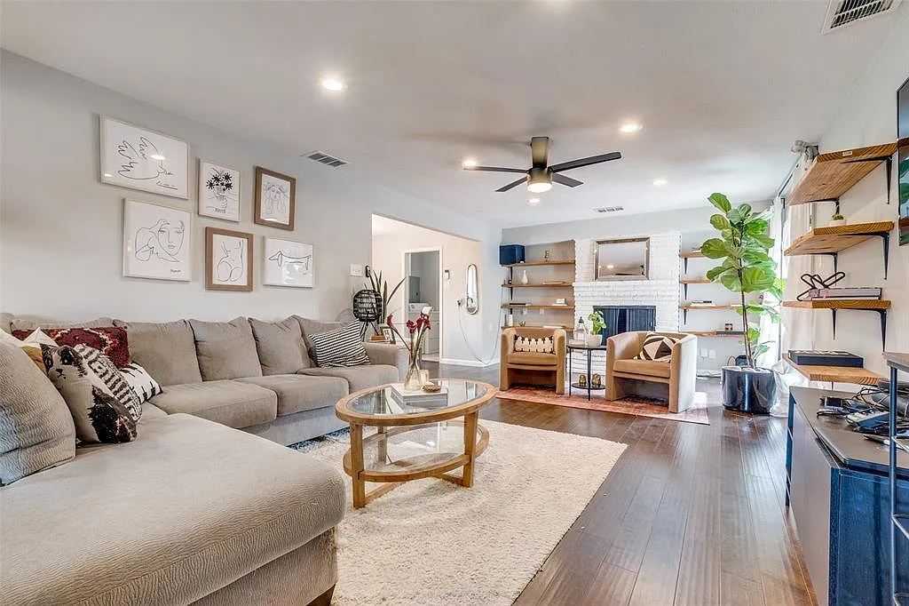 4 bed, 2370 sqft, $3,300 — Photo 2