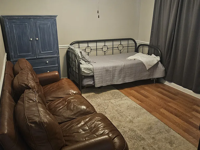 1202 Johns Dr — Photo 11