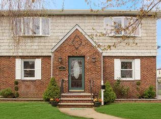 19 Madison Ave, Garden City Park, NY 11040