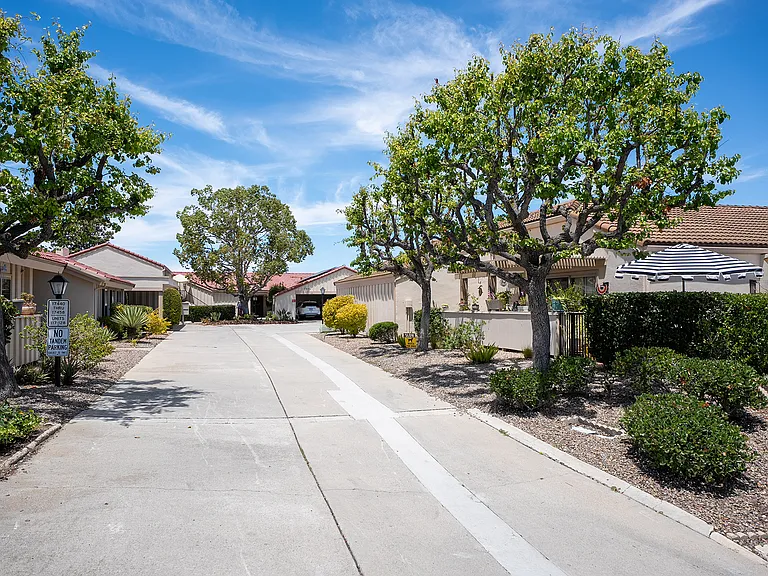 Well maintained driveway to common parking area.