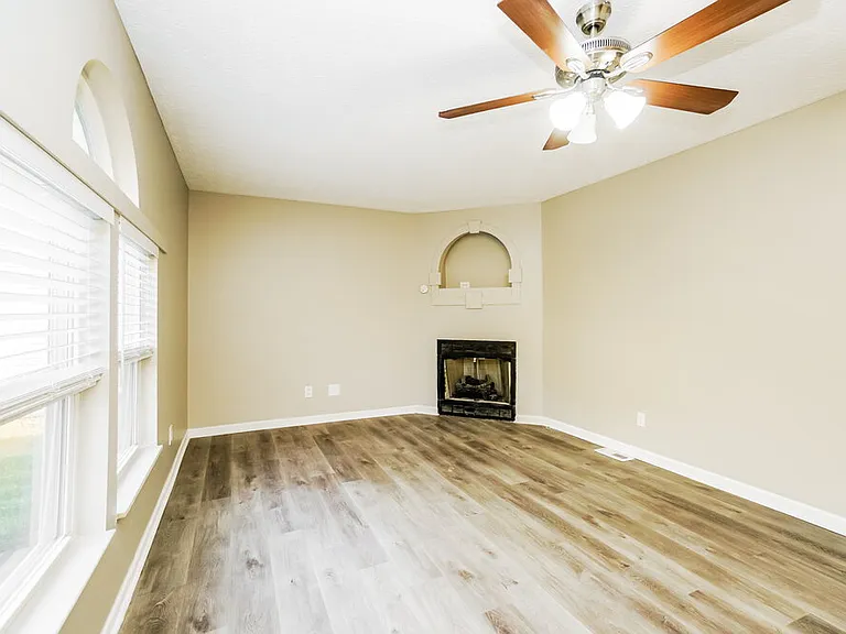 1667 Eastbrook Dr N — Photo 5