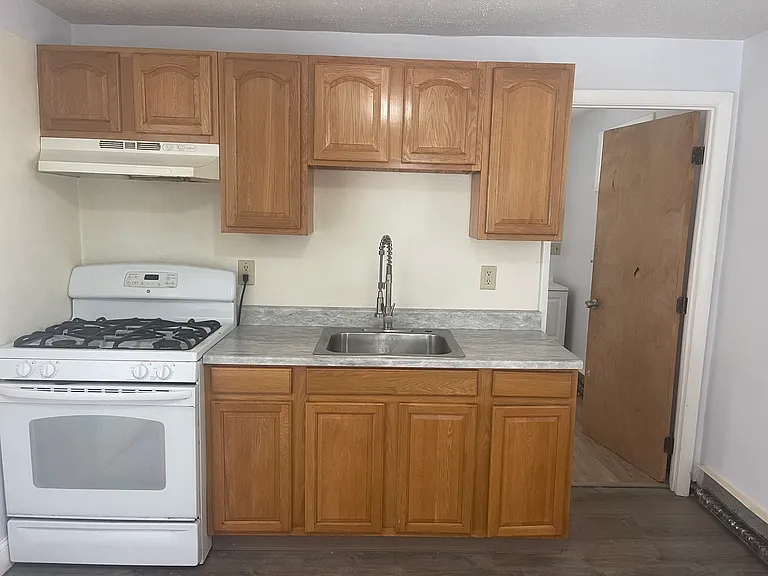 532 Warren St E — Photo 8