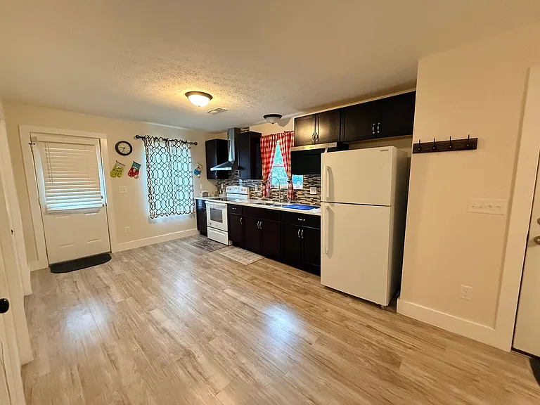 400 Gayle Way — Photo 8