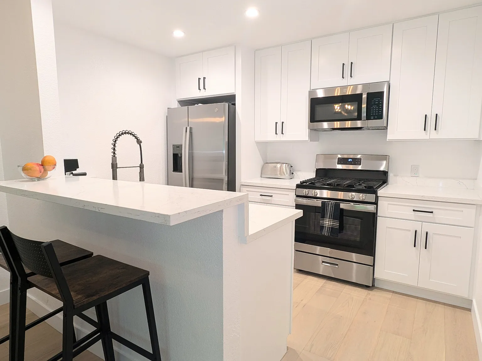 2 bed, 908 sqft, $4,950 — Photo 2