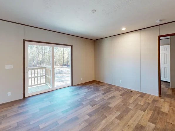 28 W White Rose St, Defuniak Springs, FL 32433