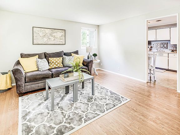 3rd image of 926 Golfview Ln