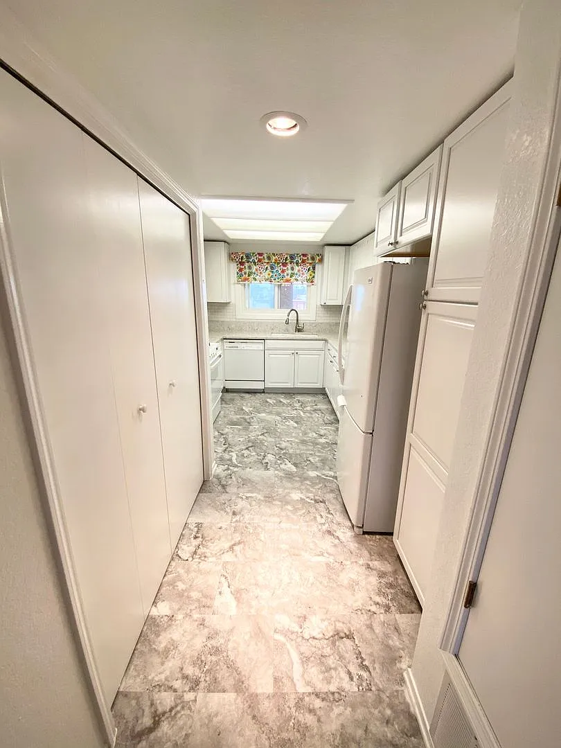 2b/2b Village-Like Condo with Balcony in El Segundo! — Photo 4