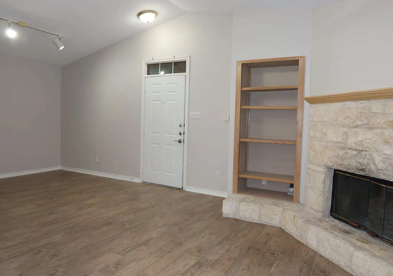 Pointe 360 @ 2222 - One Bedroom With Attached Garage- Resort Pool - Dog Park- $1295 — Photo 4