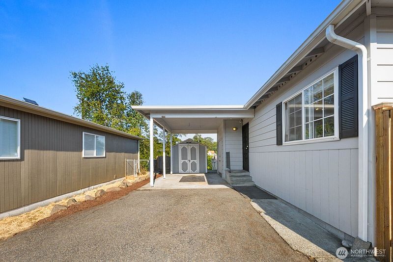 4th image of 4131 21st Avenue SW