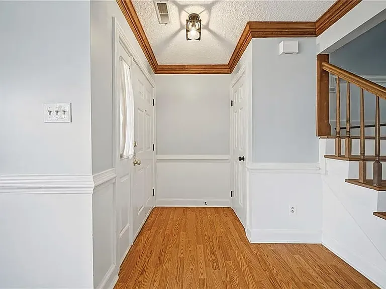 3 bed, 2.5 bath, 1643 sqft, $2,400 — Photo 2