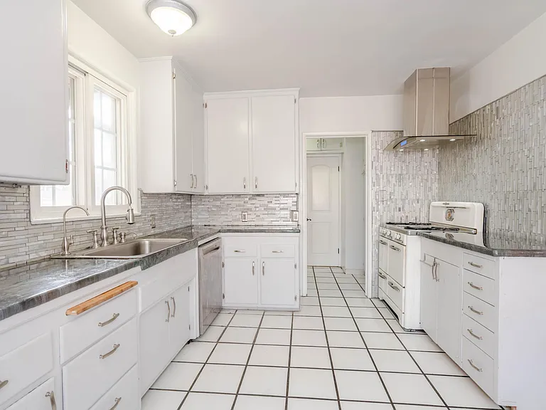 6240 Cahuenga Blvd — Photo 6