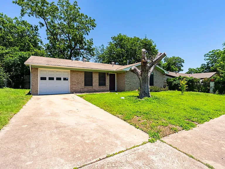 310 E Grady Dr — Photo 1