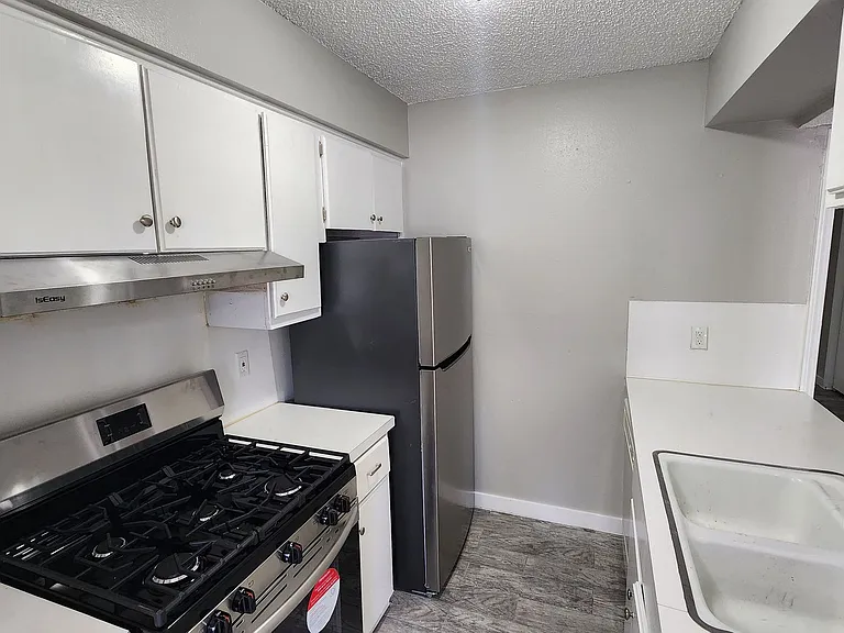 320 E Edwards St #16 — Photo 6