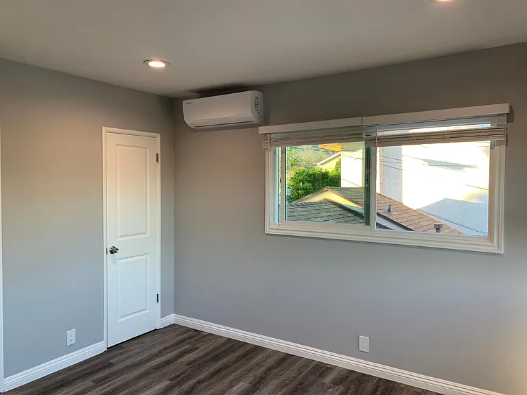 1605 N Altadena Dr — Photo 6