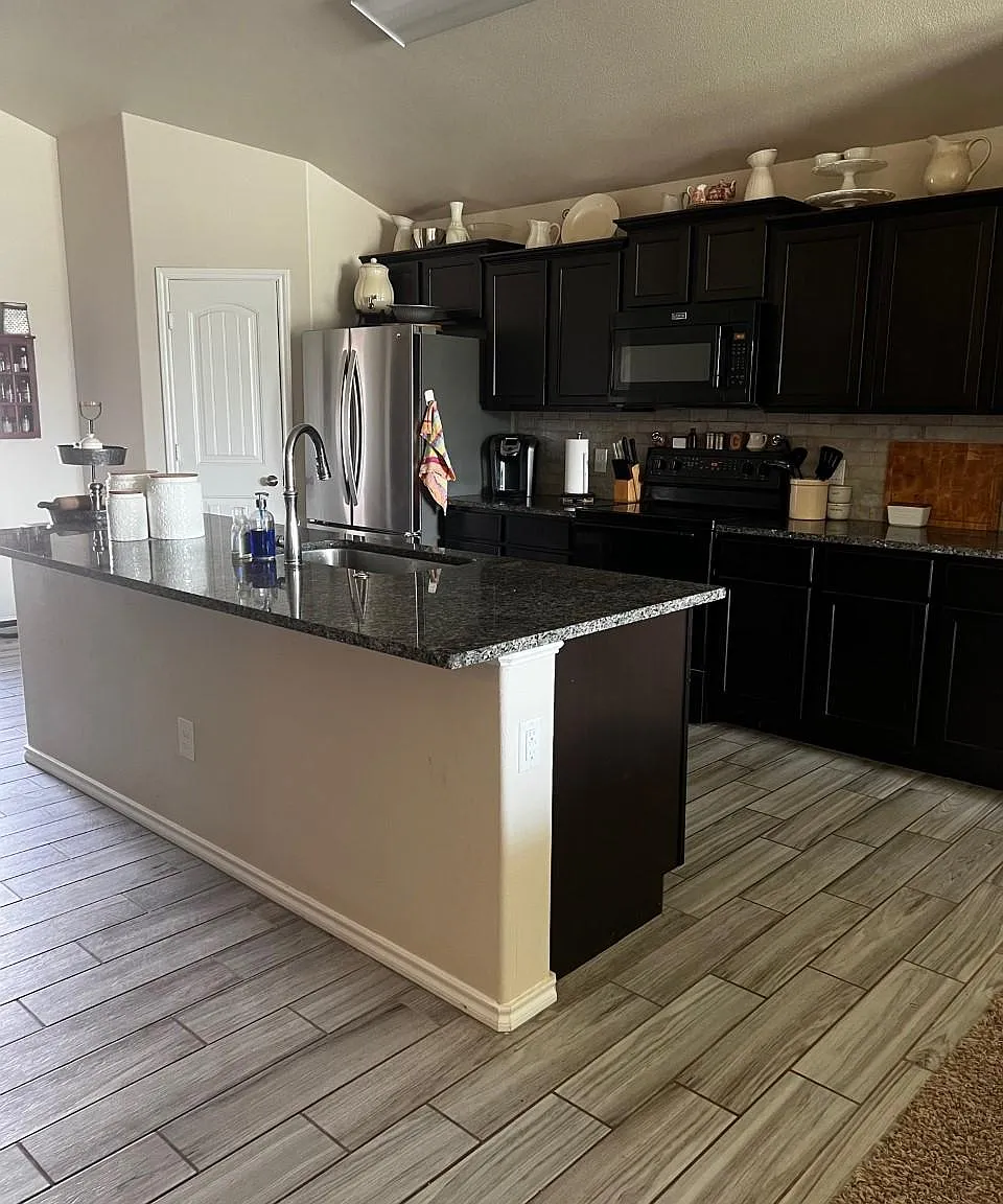 13818 Vernon Ave — Photo 2