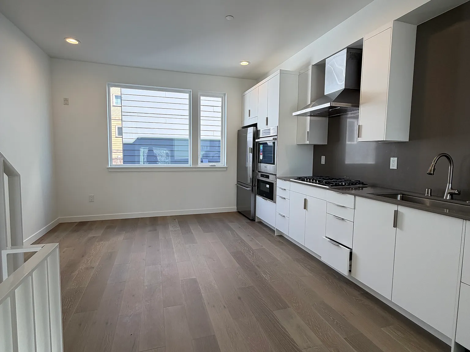 3 bed, 1320 sqft, $3,950 — Photo 3