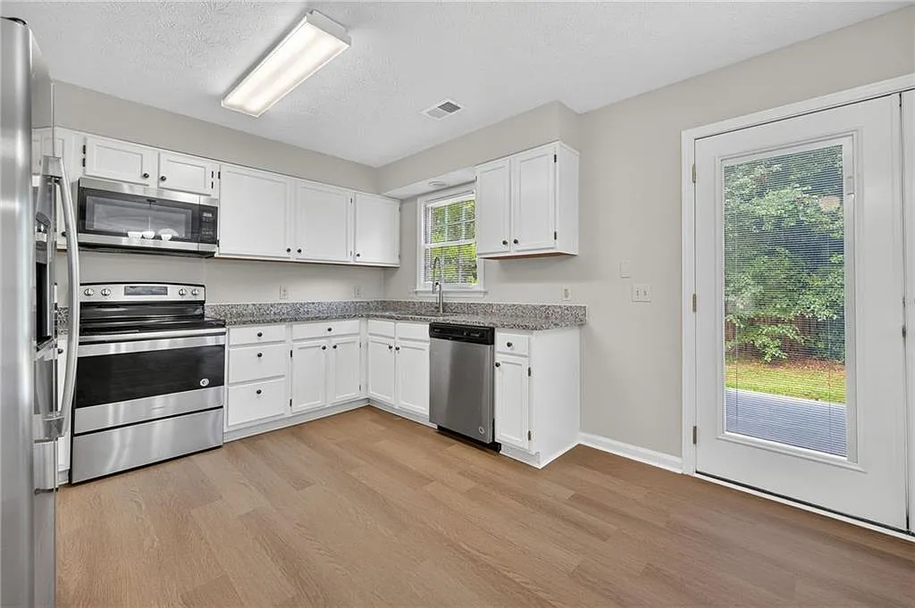 3 bed, 2.5 bath, 2126 sqft, $2,850 — Photo 4