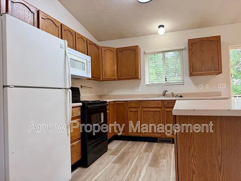 4 bed, 2.0 bath, 816 sqft, $1,995 — Photo 3