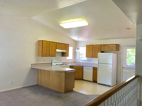 Front rm w/ vaulted ceiling