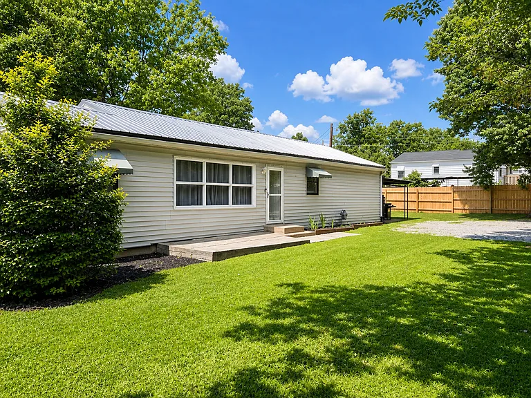 915 Meadowview Pl — Photo 1
