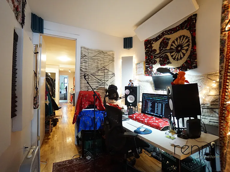 420 Melrose St #1R — Photo 12