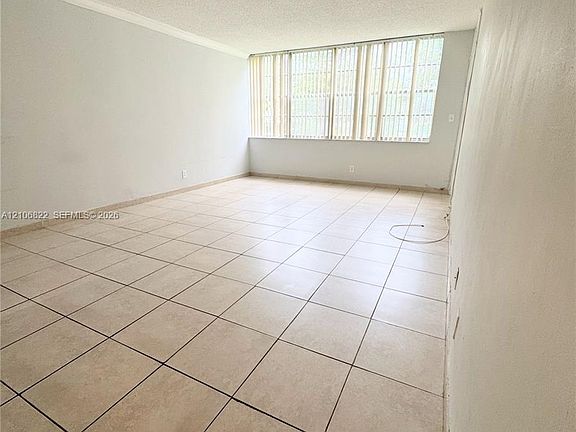 5th image of 2781 Taft St APT 111