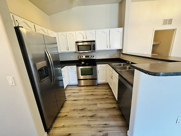 2402 E 5th St — Photo 12