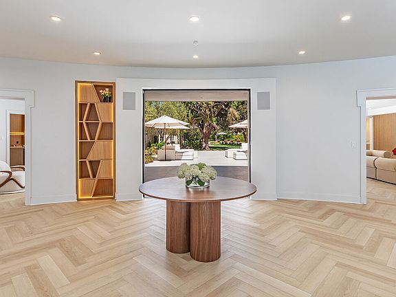 5th image of 702 N Beverly Dr