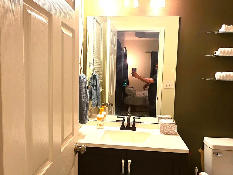Well equipped, ensuite/attached bathroom - full