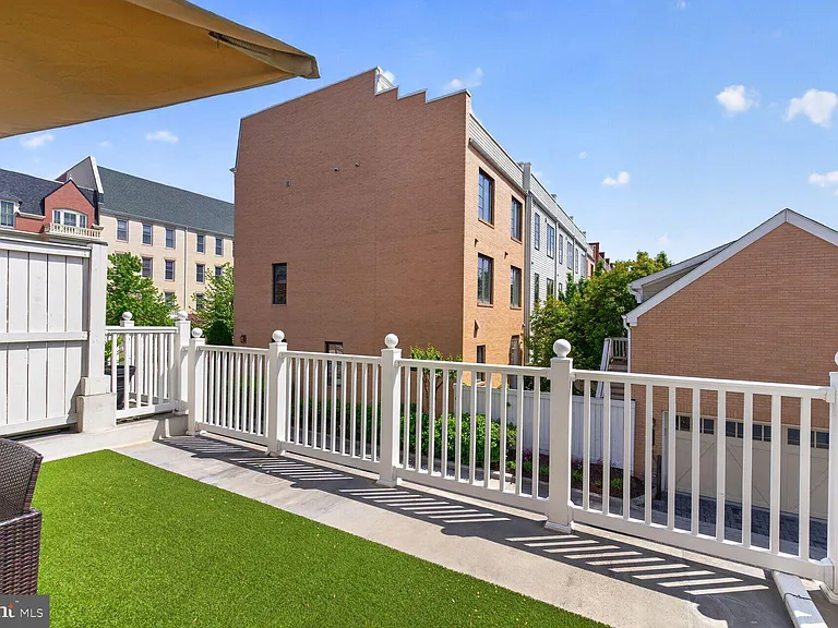 619 E Custis Ave — Photo 26