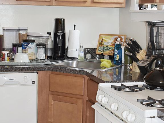 2nd image of 3839-41 N Greenview Ave #3839-1E
