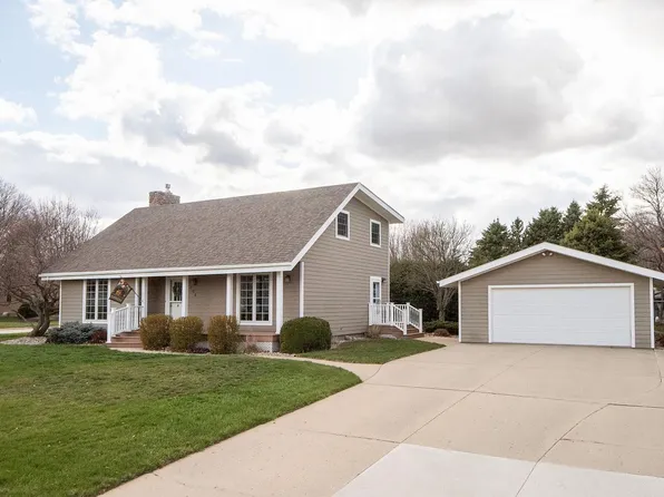 404 Hartford Ave SE, Orange City, IA 51041