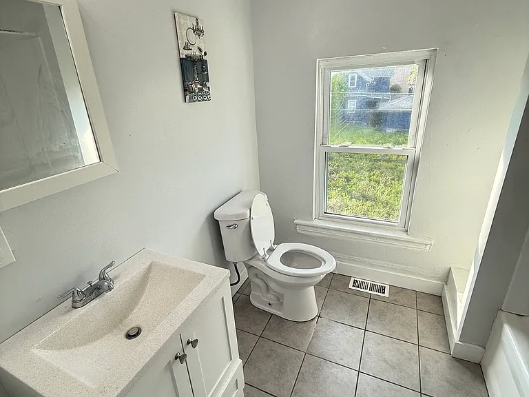 304 W 9th St #1 — Photo 12