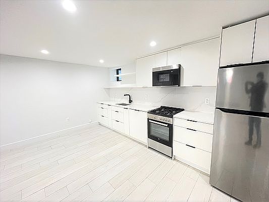 2nd image of 318 Midwood St Floor 1