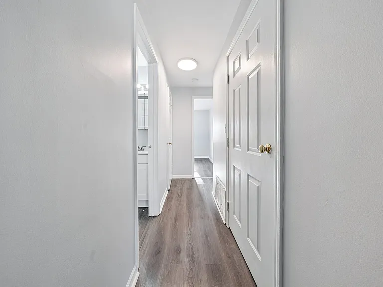 Manhattan Square Apartments — Photo 36