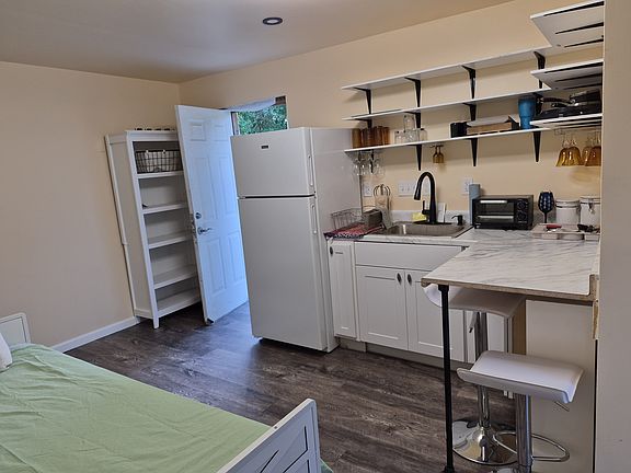 2nd image of 209 N E St #4