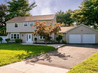 6 Wyman Ct, Coram, NY 11727