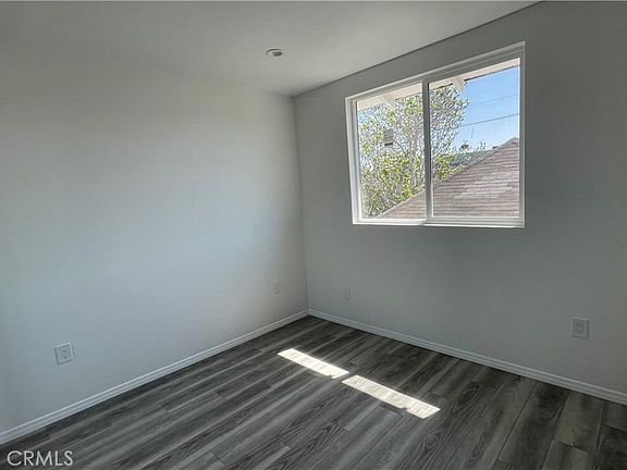 4th image of 320 E 35th St